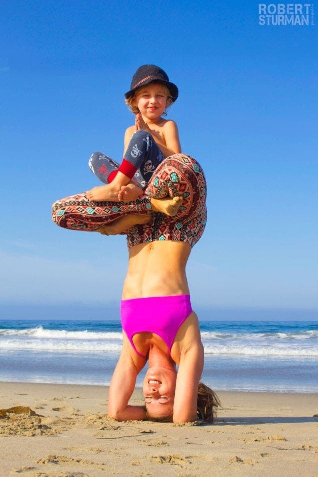 17-photos-de-meres-qui-pratiquent-le-yoga-avec-leurs-enfants11