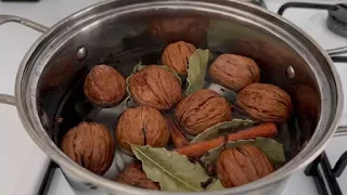 Pr&eacute;paration de la d&eacute;coction dans une casserole, avec les ingr&eacute;dients infusant dans l'eau