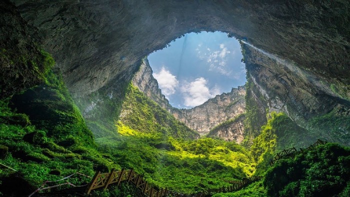 Paysage karstique typique en Chine avec multiples dolines