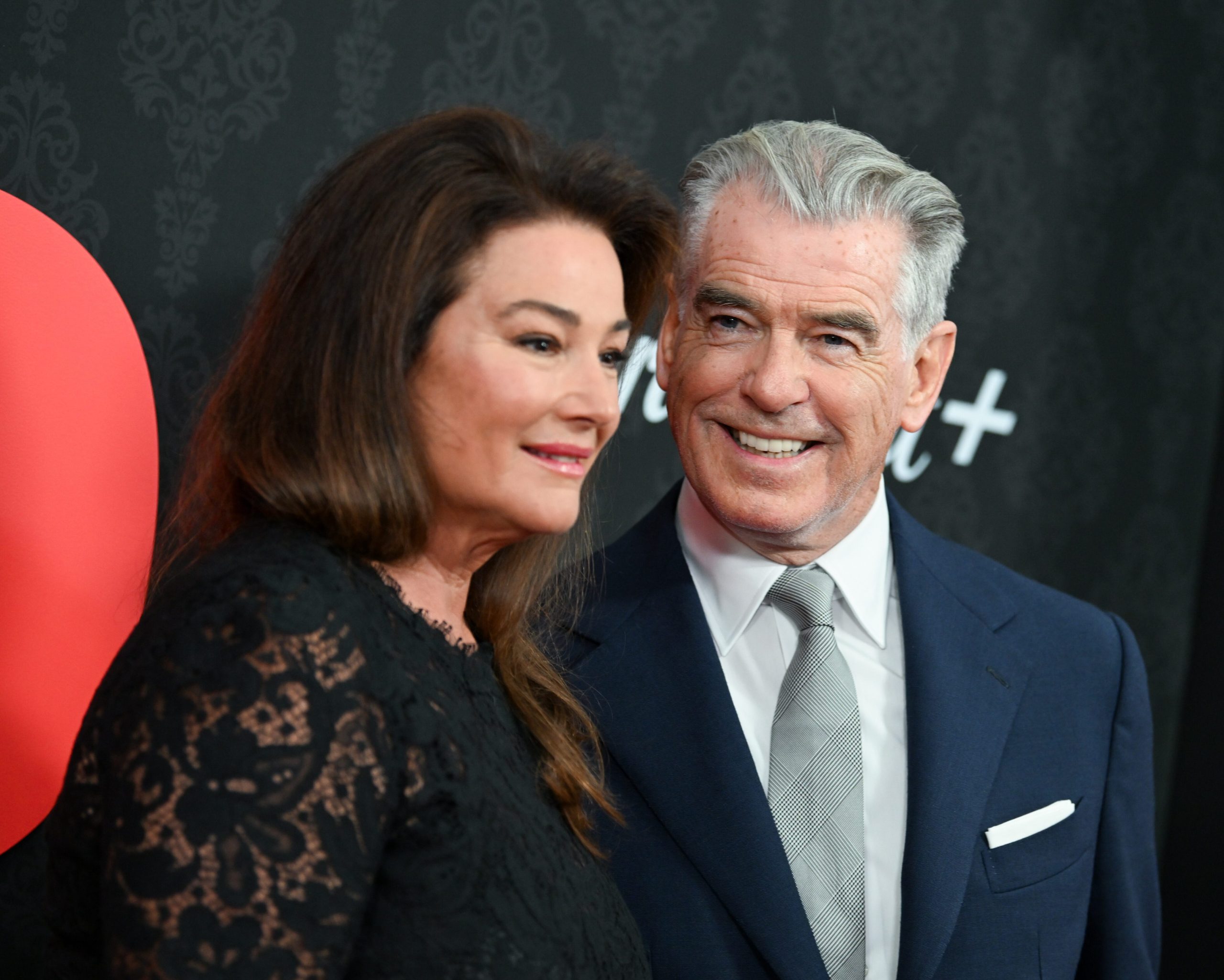 Pierce Brosnan et Keeley Shaye Smith lors d'une soirée officielle