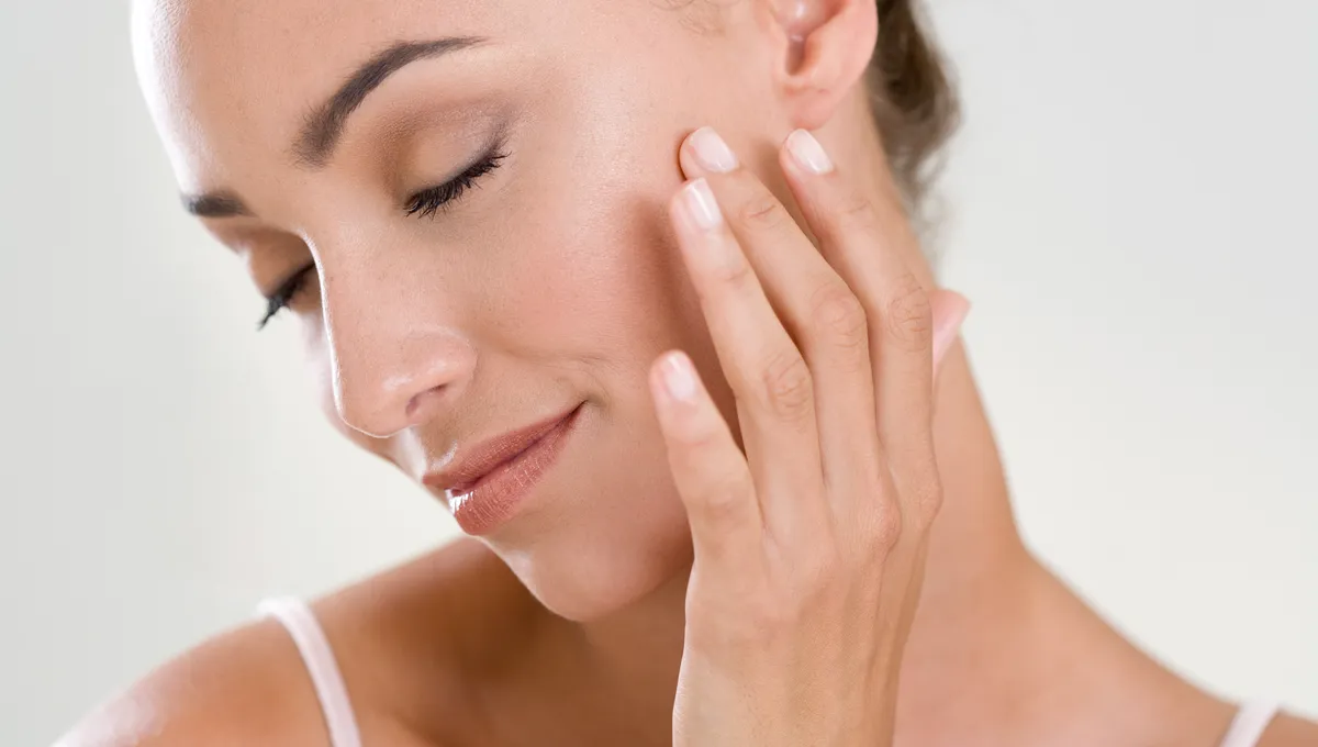 Ingr&eacute;dients naturels pour soin de la peau : graines de lin et clous de girofle