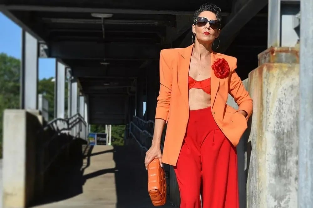 Femme aux cheveux color&eacute;s