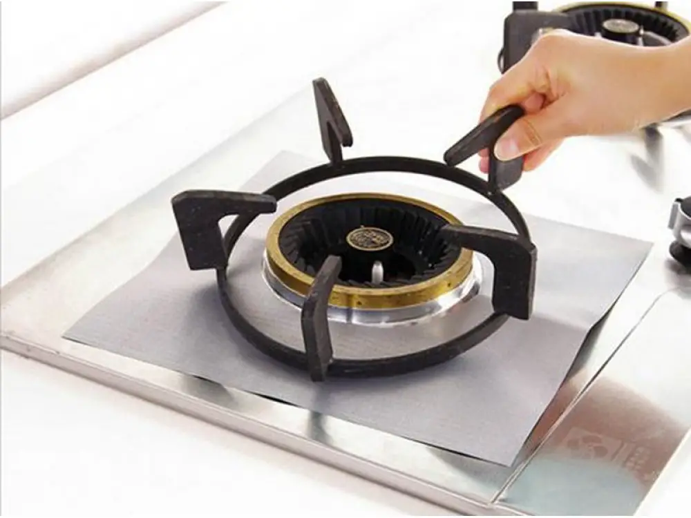 Grilles de cuisini&egrave;re encrass&eacute;es pos&eacute;es sur un plan de travail