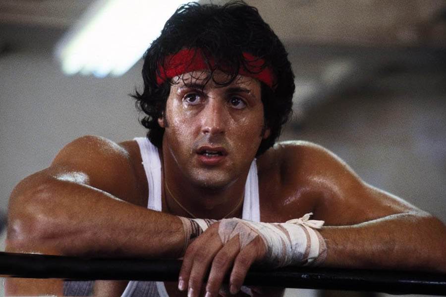 Stallone dans Rocky, poings levés