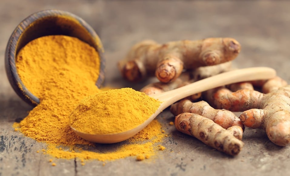 Préparation d'un masque au curcuma