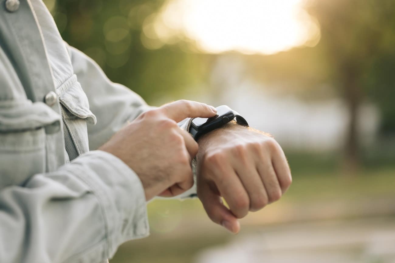 Personne nettoyant un bracelet de montre