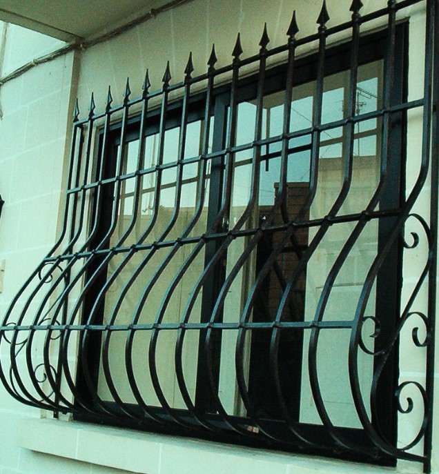 Grille de fenêtre avec motifs incurvés