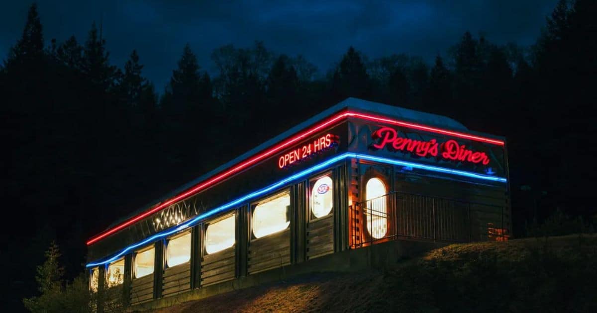 Couple oubliant des affaires au restaurant