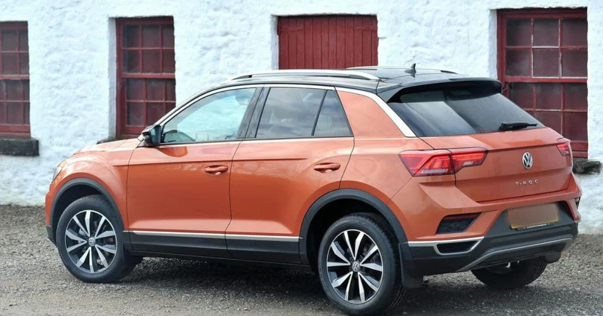 Homme jaloux devant une voiture suspecte