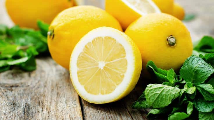 Citron coupé dans un verre d'eau