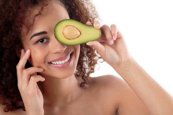 Yeux entourés de tranches d'avocat