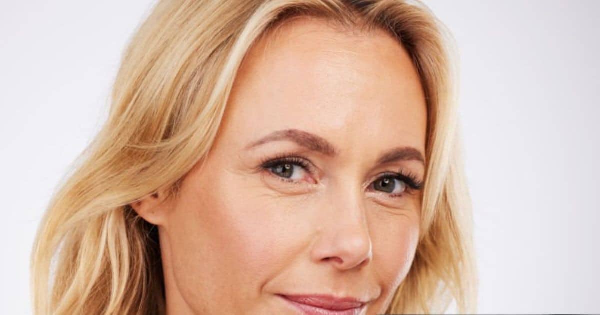 Trois femmes discutant de leurs fils