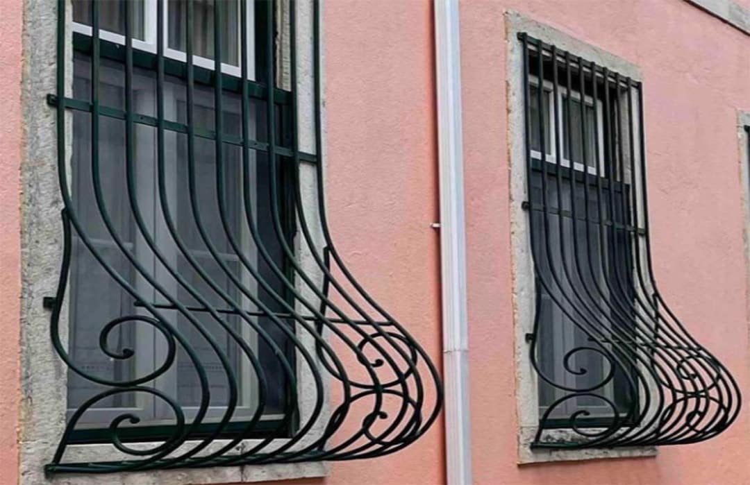 Détail de grille forgée main avec motifs complexes
