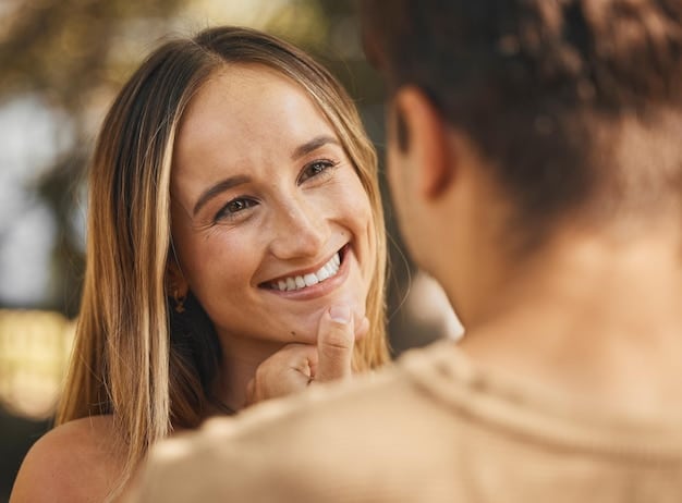 Jeune femme souriante regardant son partenaire avec tendresse