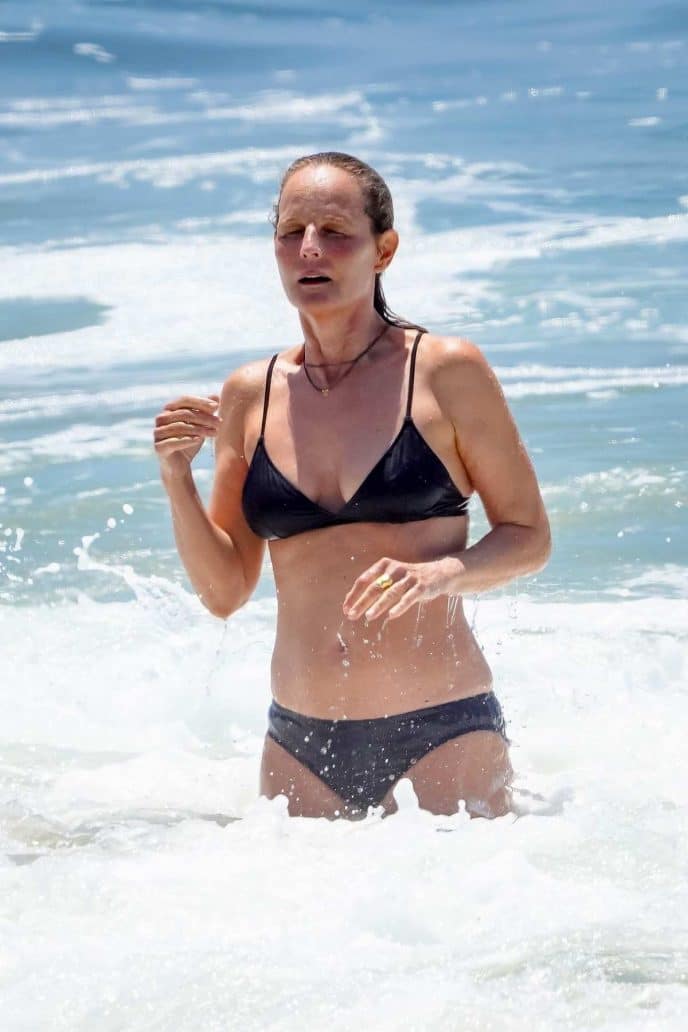 Helen Hunt en maillot de bain noir sur une plage de Malibu