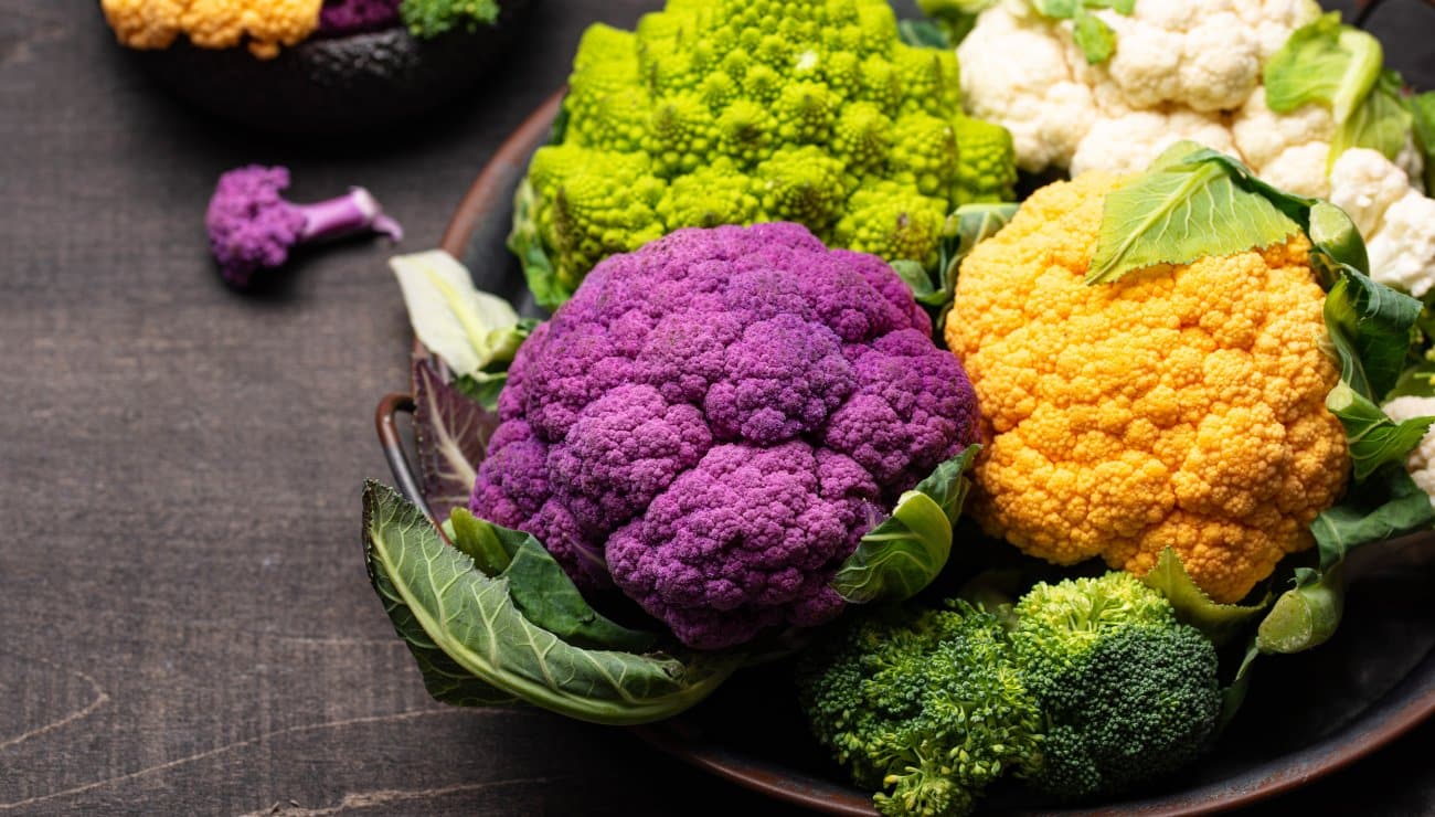 Assiette de légumes crucifères colorés