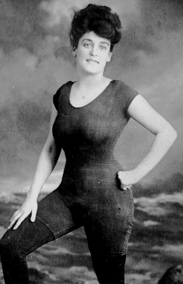 Femmes en maillots couvrants début 20ème siècle