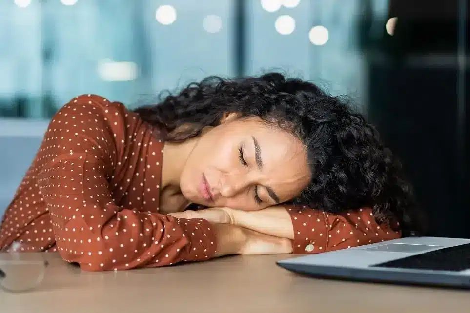 Personne épuisée sur un canapé