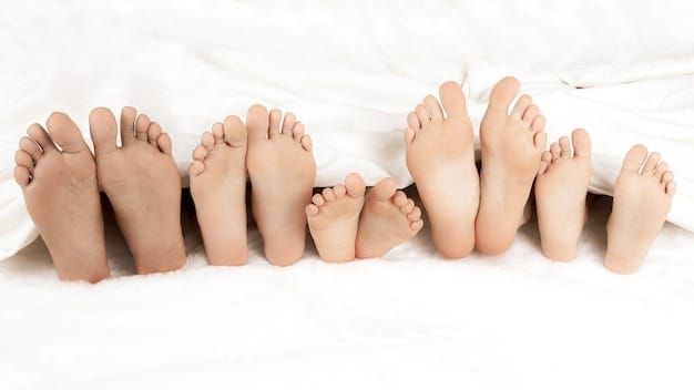 Pieds sous une couverture