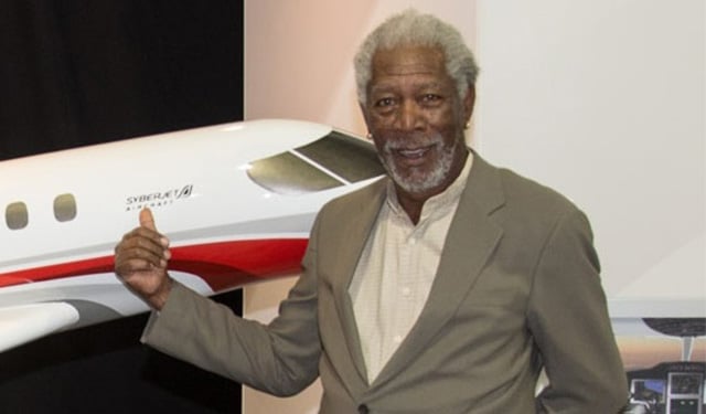 Morgan Freeman dans un avion