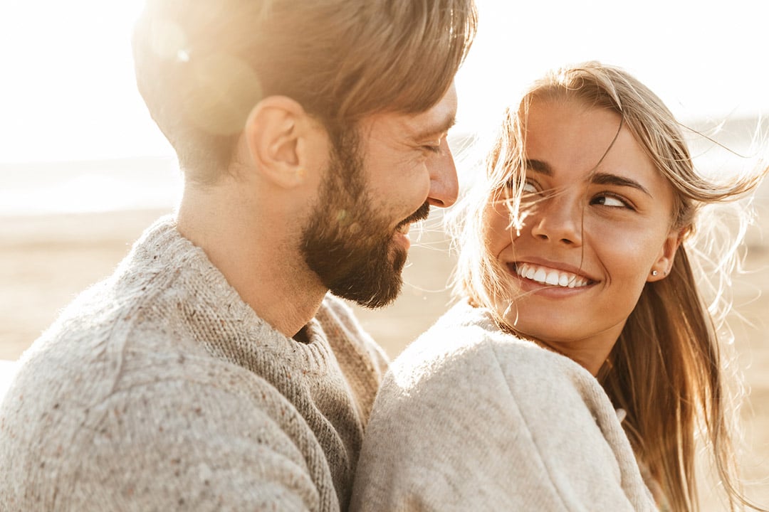 Couple échangeant un baiser inattendu