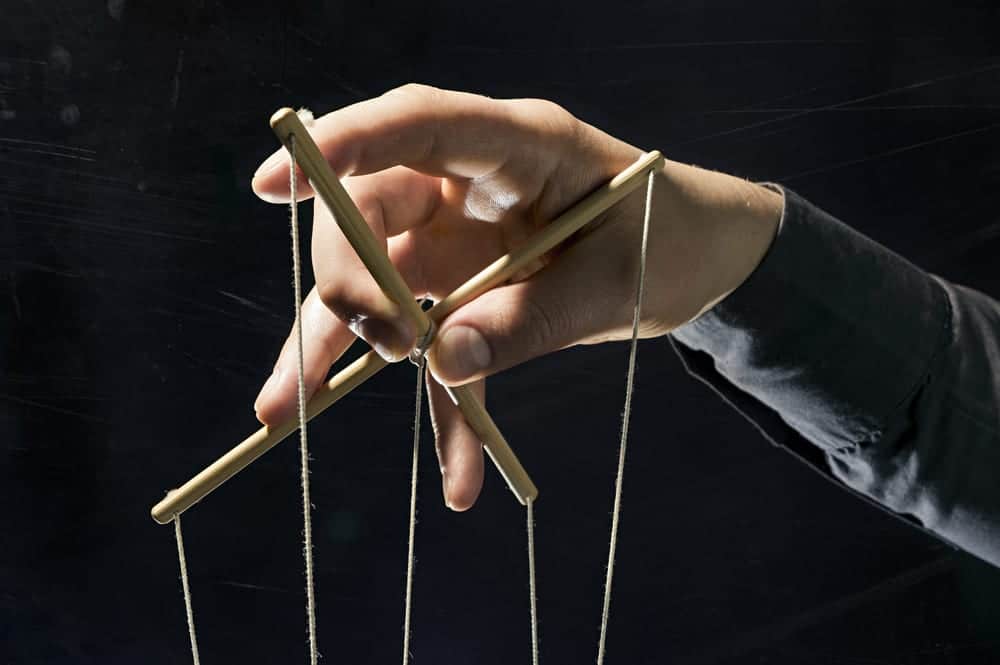 Femme essayant de changer son partenaire