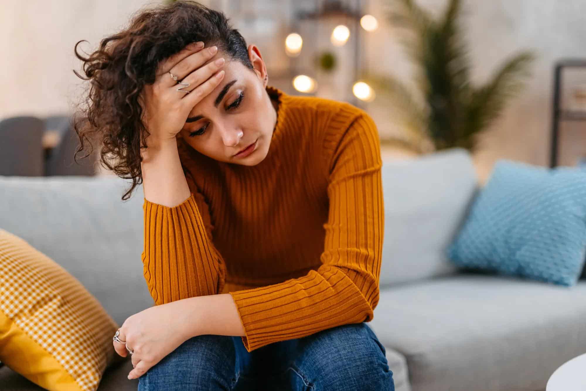 Femme stressée se tenant la tête