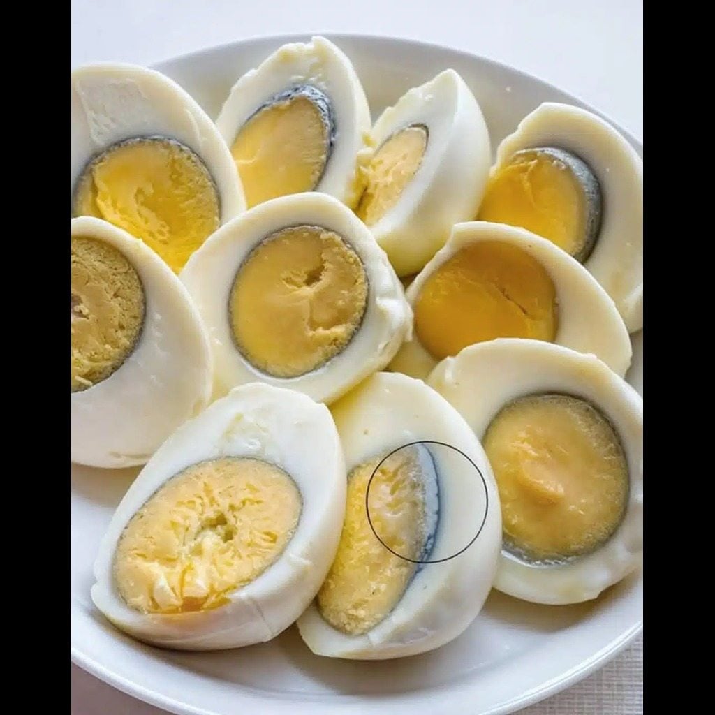 &OElig;uf dur coup&eacute; en deux montrant un anneau vert autour du jaune