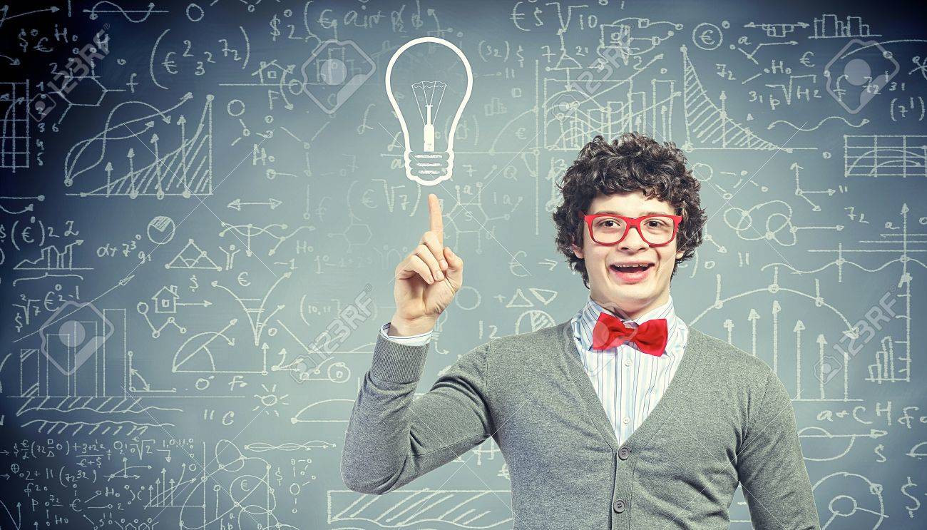 Jeune homme r&eacute;fl&eacute;chissant intens&eacute;ment, le menton pos&eacute; sur sa main