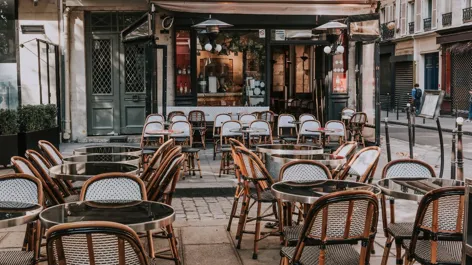 Int&eacute;rieur chaleureux d'un petit restaurant traditionnel