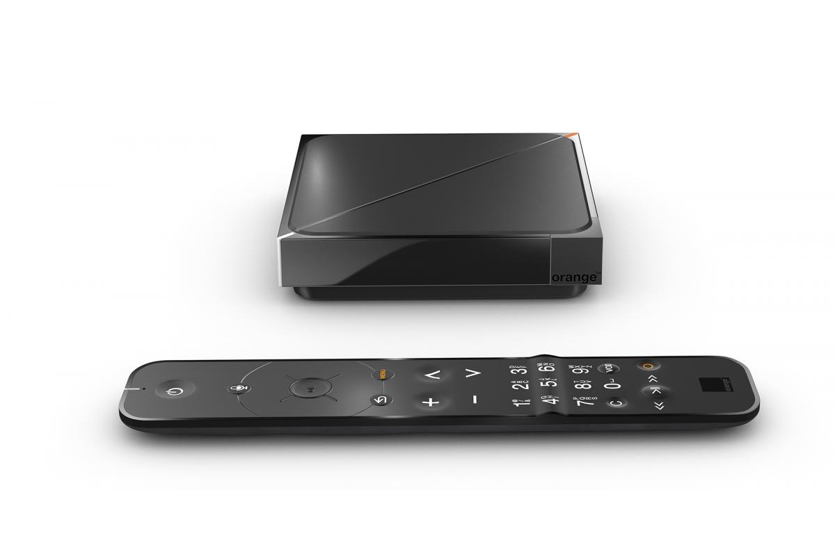 Décodeur TV branché sous une télévision