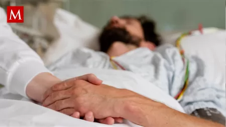 Mains d'une personne âgée aux tonalités bleutées