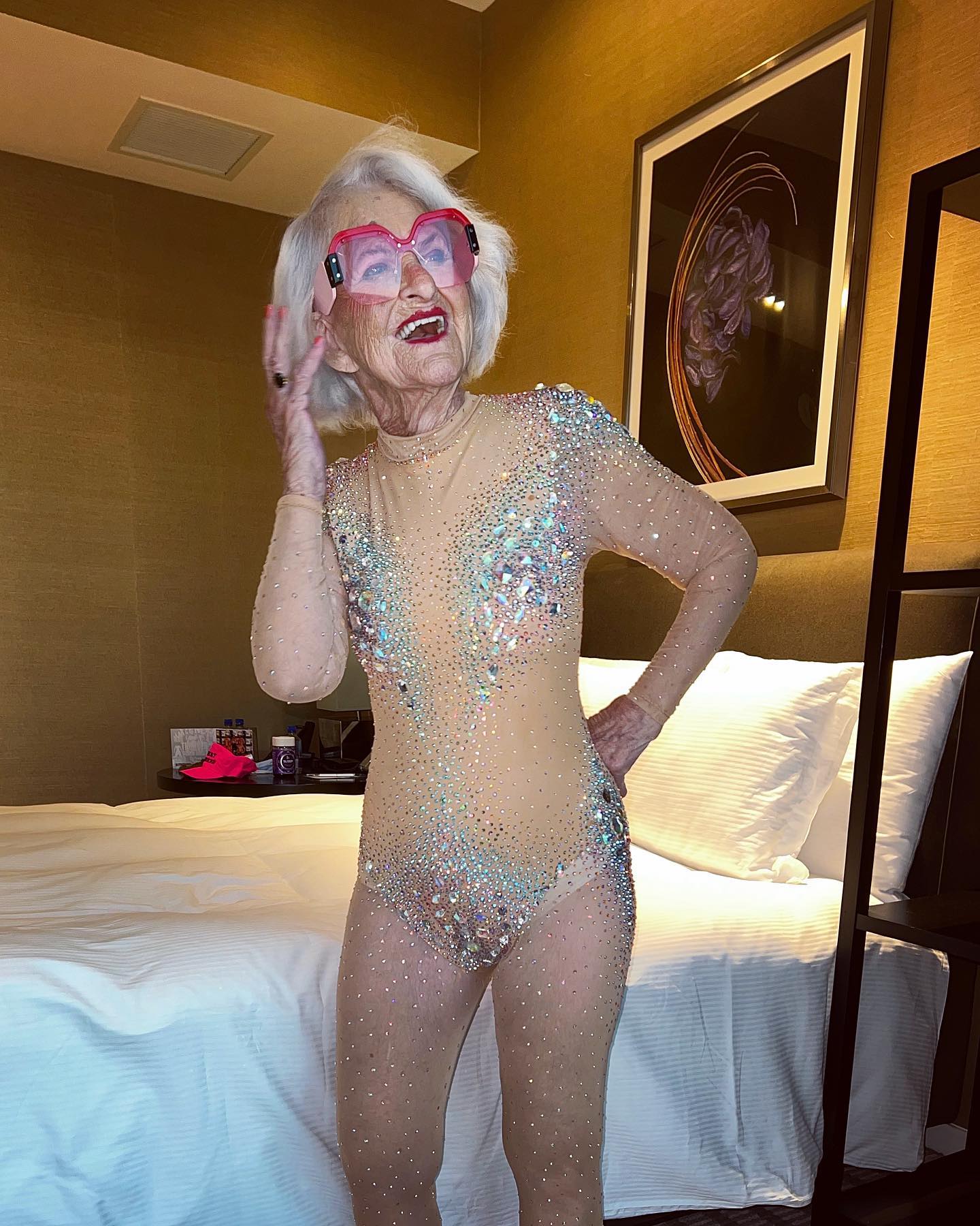 Baddie Winkle posant avec assurance dans une tenue moderne, souriant &agrave; la cam&eacute;ra