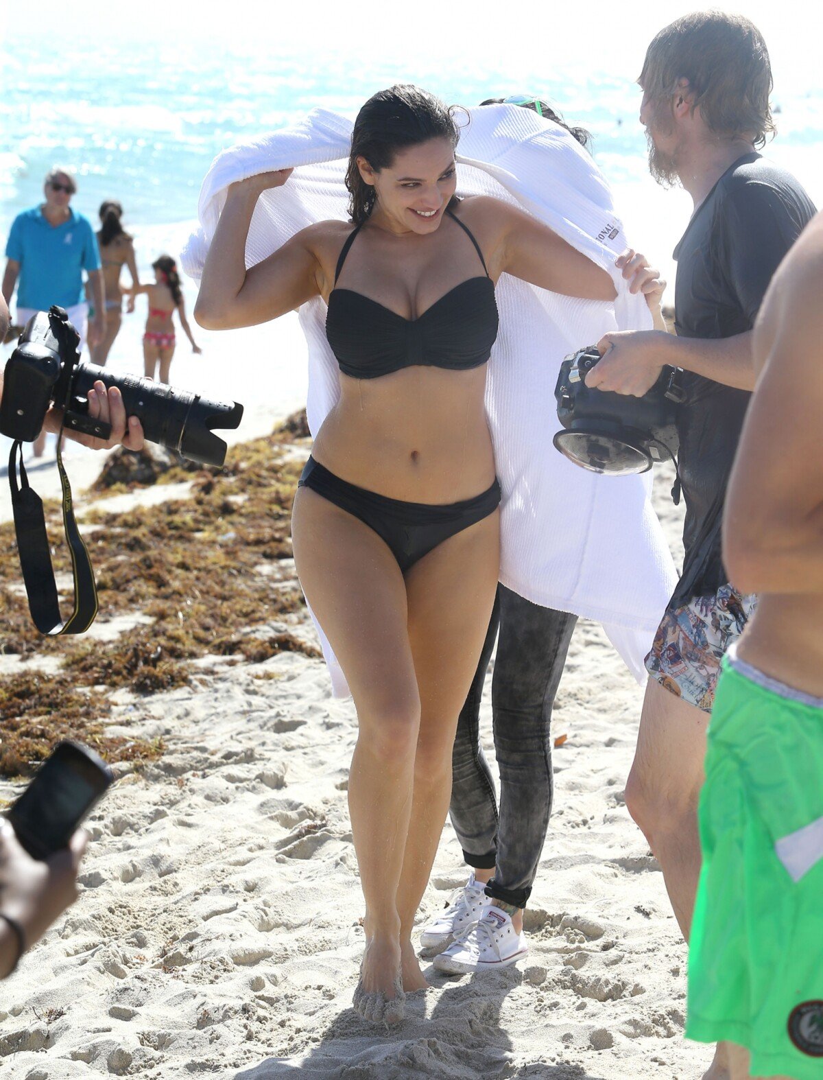 Kelly Brook en tenue estivale sur une plage