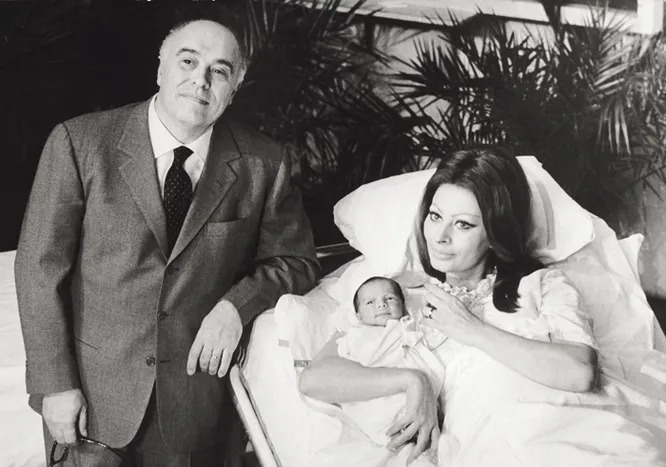 Sophia Loren entour&eacute;e de ses deux jeunes fils