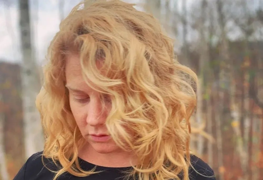 Femme souriante faisant une nouvelle activit&eacute;