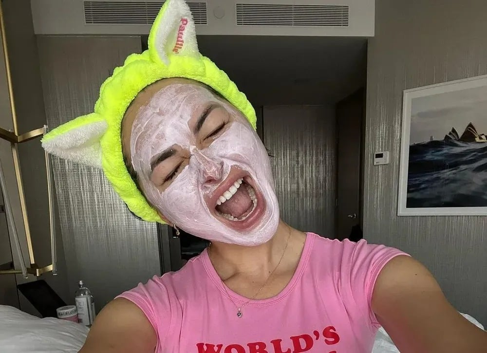 Femme se regardant de pr&egrave;s dans un miroir