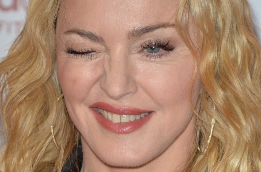 Madonna et son compagnon en vacances, souriants