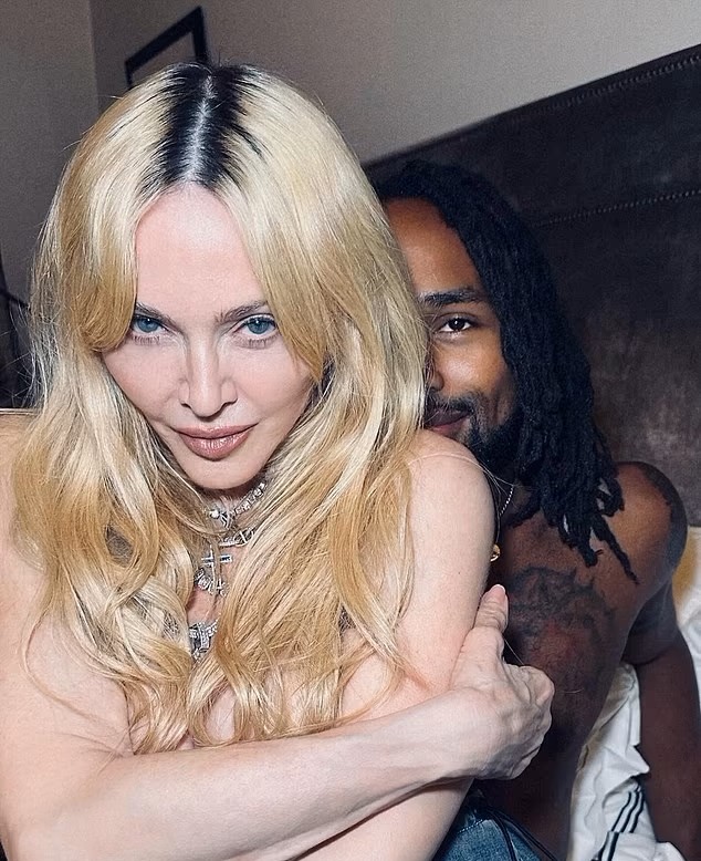 Portrait de Madonna mettant en avant ses mains