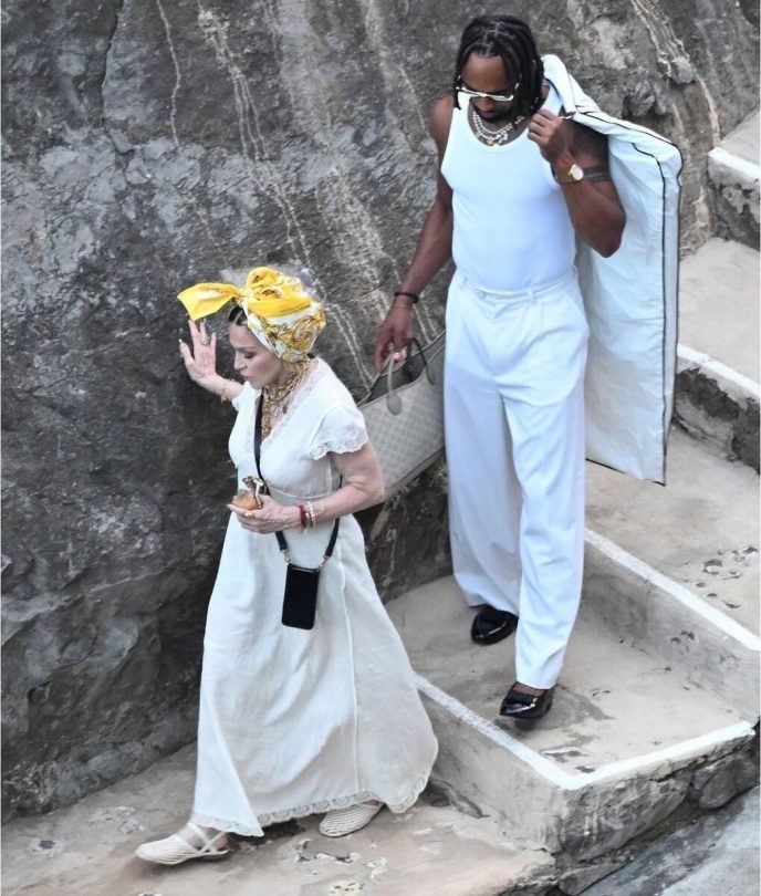 Madonna affichant une posture confiante et assur&eacute;e