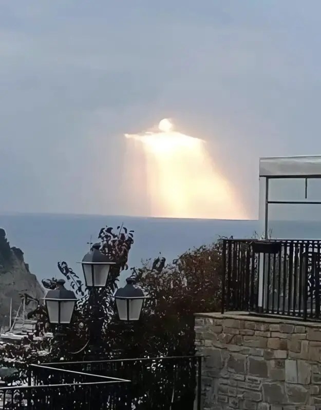 Personne contemplant le ciel avec émerveillement