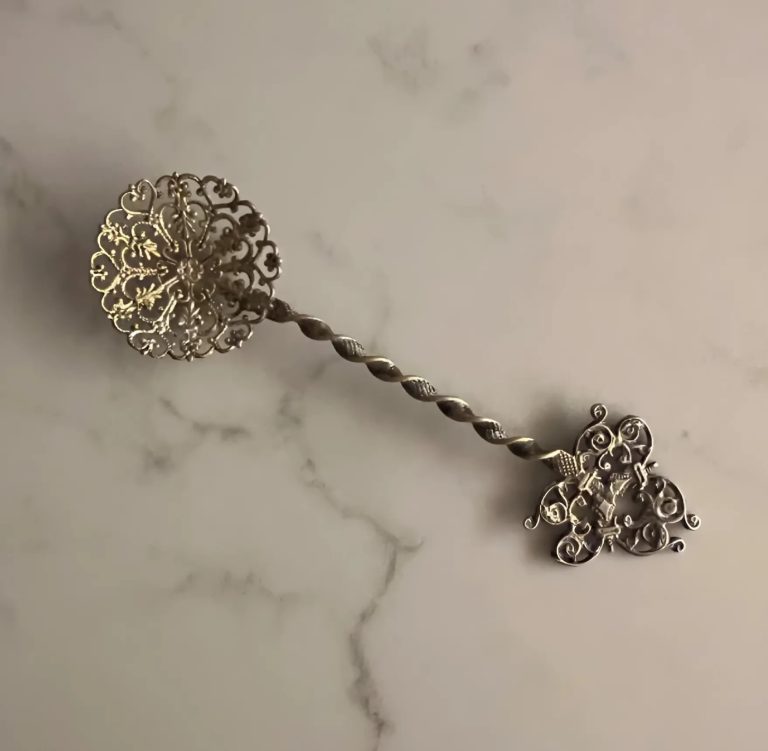 Collection de cuill&egrave;res &agrave; bonbons anciennes de diff&eacute;rents mod&egrave;les