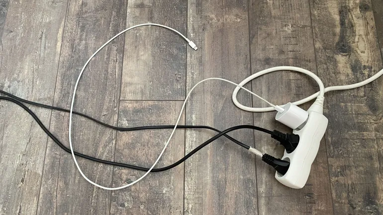 Chargeur branch&eacute; seul dans une prise murale