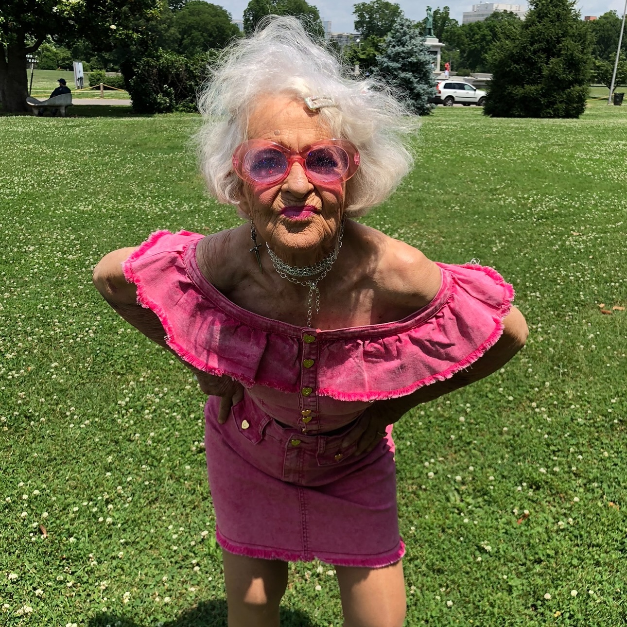 Baddie Winkle souriante, portant une tenue et un maquillage artistiques et color&eacute;s