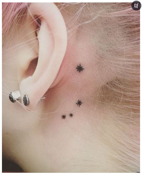 tatouage étoile derrière l'oreille