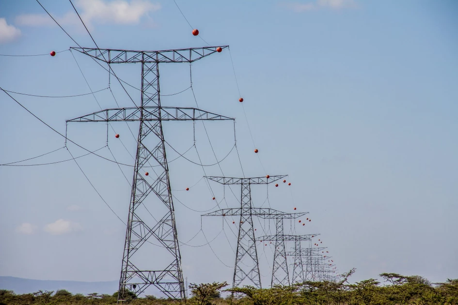 Sphères de balisage aérien orange et blanches sur ligne électrique