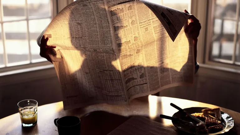 Vieux journal ouvert et lettres anciennes sur une table en bois