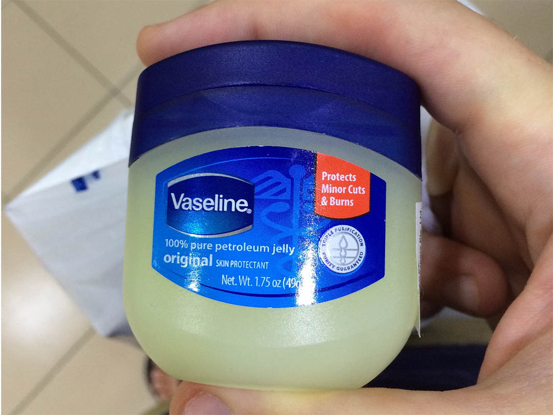 Pot de vaseline utilisé en soin cutané