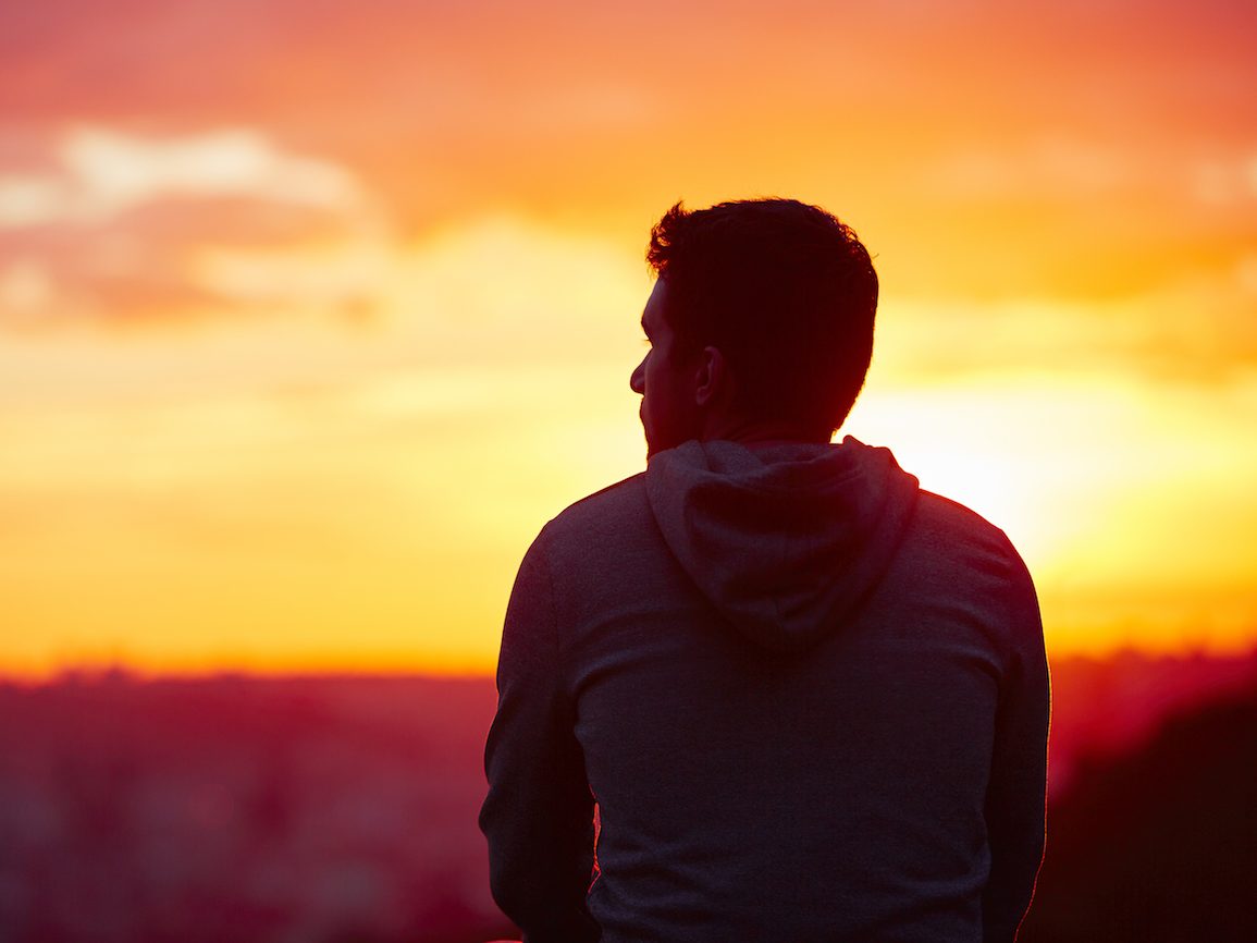 Deux personnes partageant un moment complice, repr&eacute;sentant une amiti&eacute; profonde et authentique