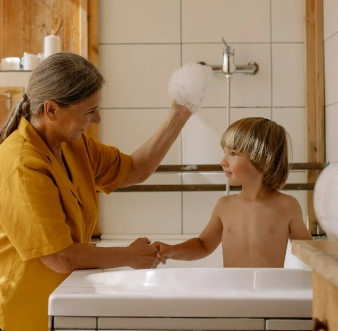 Rides du sourire autour des yeux d'une personne &acirc;g&eacute;e souriante